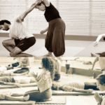 Gruppe Thai Yoga Massage und Tanz