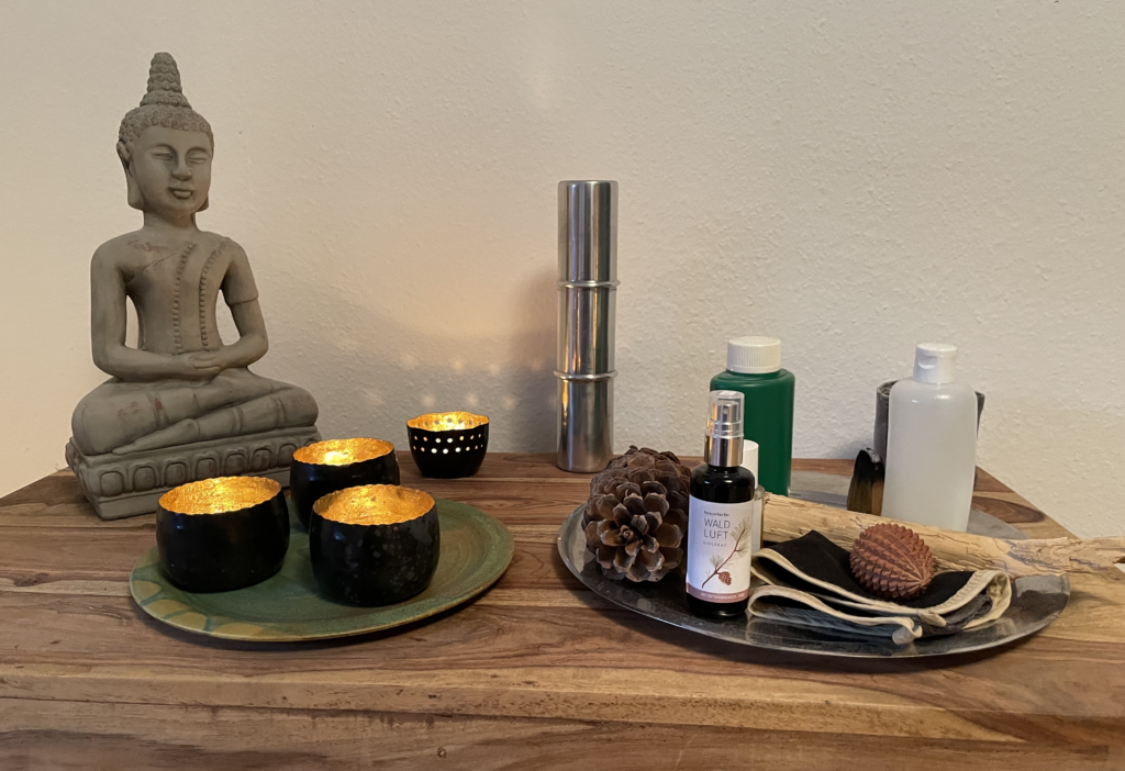 Impression neues Studio 2023 mit Buddha-Figur, Kerzen und anderen Gegenständen